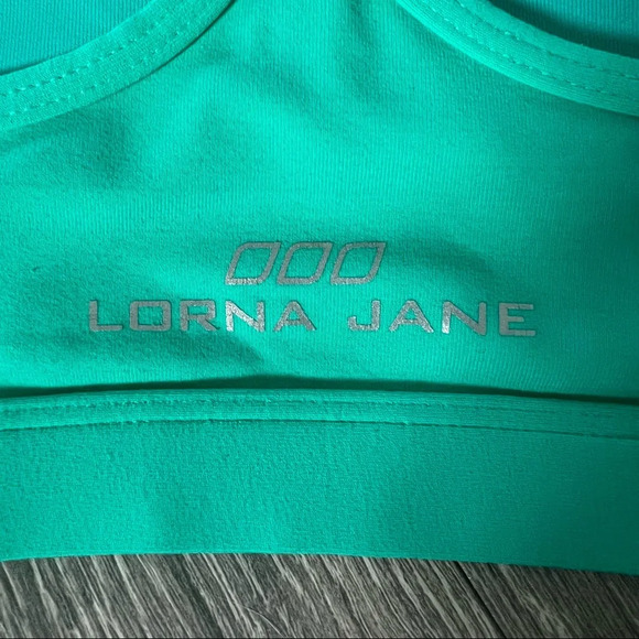 Lorna Jane hydrate net layered sports bra in neon jade. Size S - Picture 10 of 16